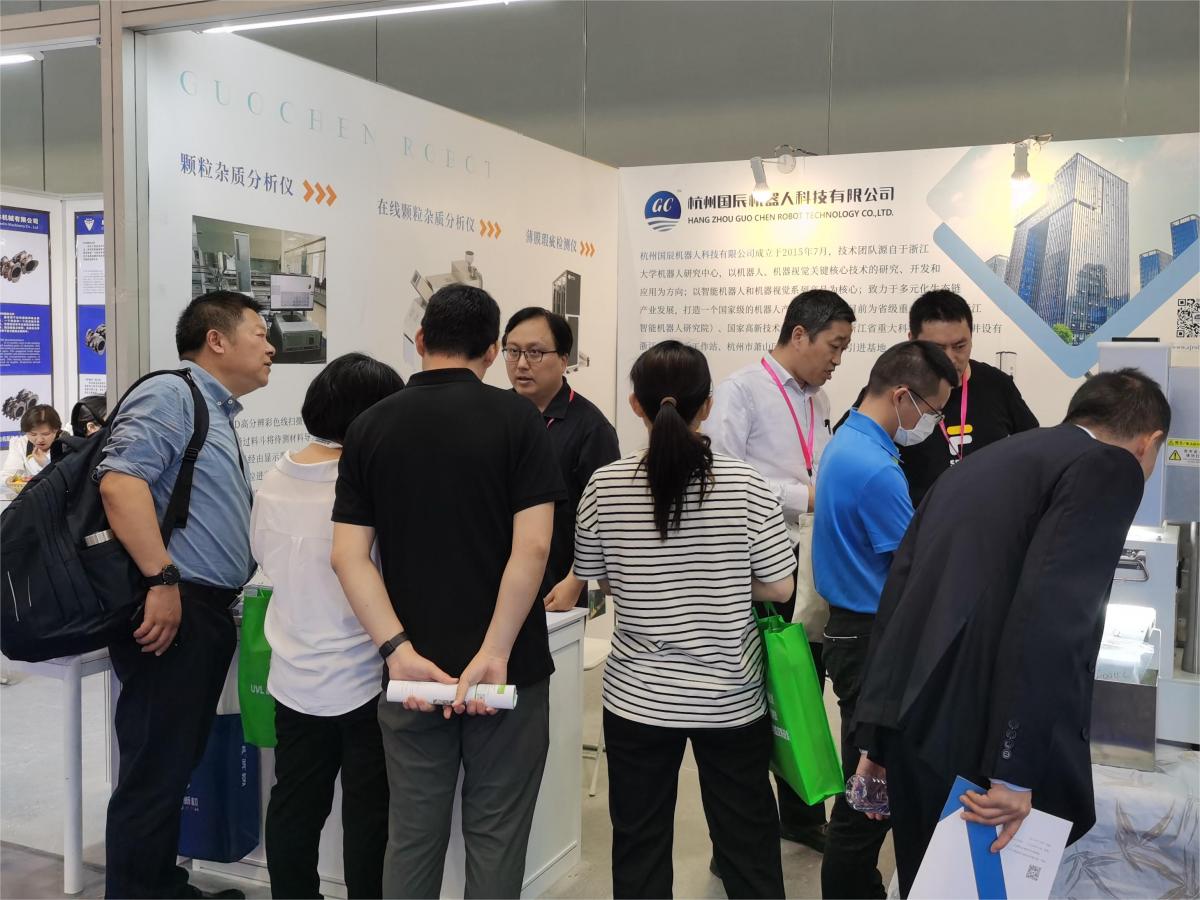 國辰展位上，到訪客戶圍觀、了解產品